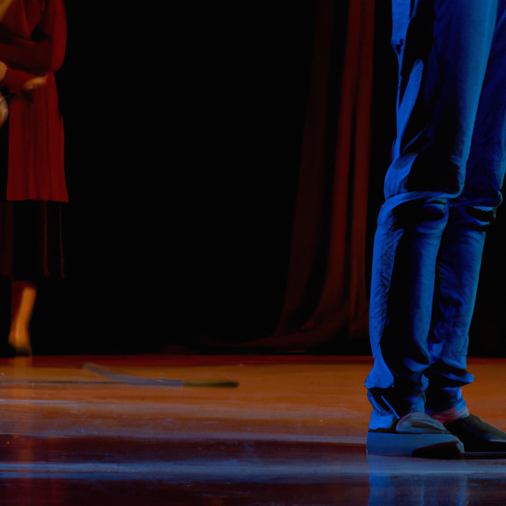 Ensayo en escenario con iluminación dirigida y cortinas negras, detalle de movimiento escénico